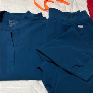 Figs Women’s  Teal Mandarin top and jogger pants.